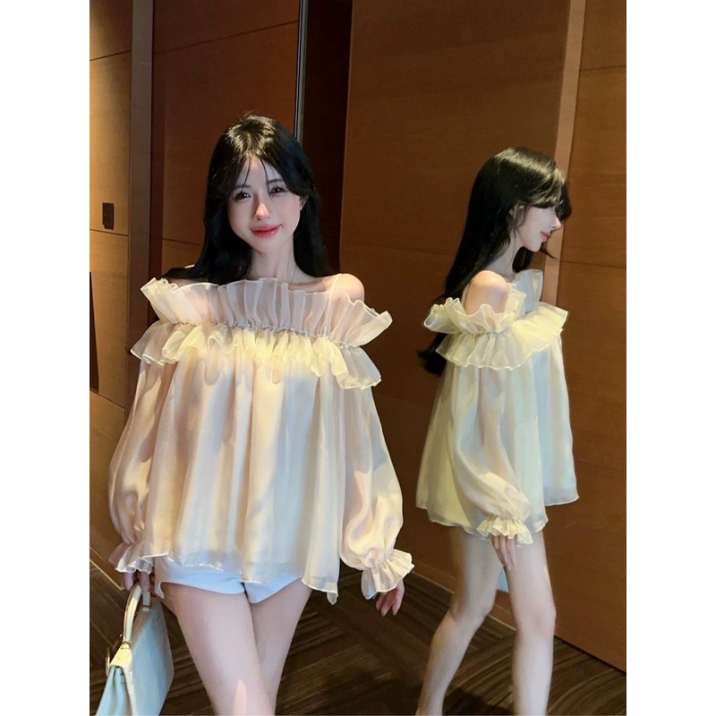 เสื้อเปิดไหล่ สายเดี่ยว ดีเทลแต่งจับจีบระบายสวยมาก ผ้าซีฟองสองชั้น เนื้อผ้าดี ทรงน่ารักมาก ลุคดูเป็นสาวน่ารักมี 2 สี