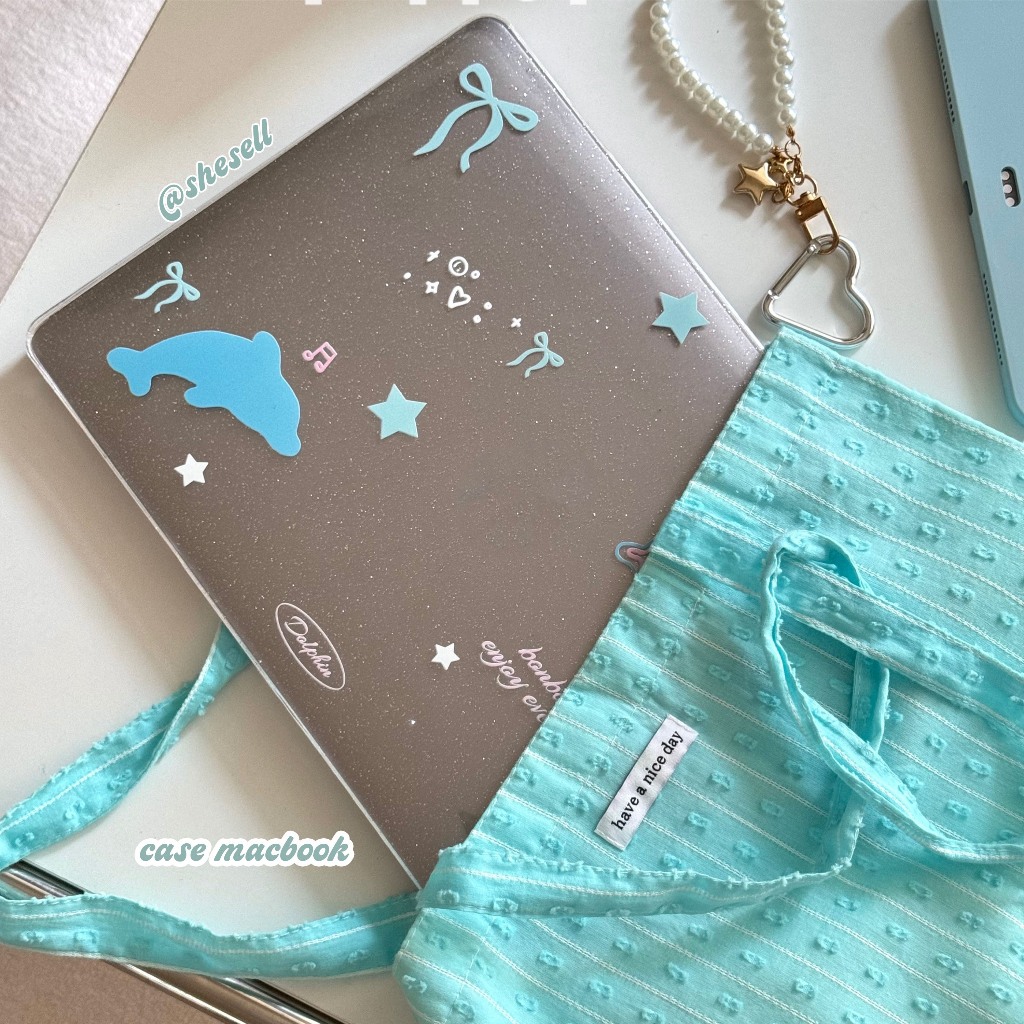 Shesell พร้อมส่ง เคส macbook(Glitter) blue dolphin Air13 Pro13 M1/M2/M3 bow เคสสำหรับแมคบุ๊คใส A2338