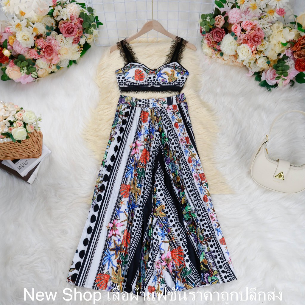 ชุดเซ็ตสองชิ้น สีขาว-ดำ ซิปซ่อนด้านหลัง ด้านบนมีซับใน คอเสื้อรูปหัวใจ ผ้าโพลีเอสเตอร์ ความยาวเสื้อ=13 ความยาวกระโปรง=34