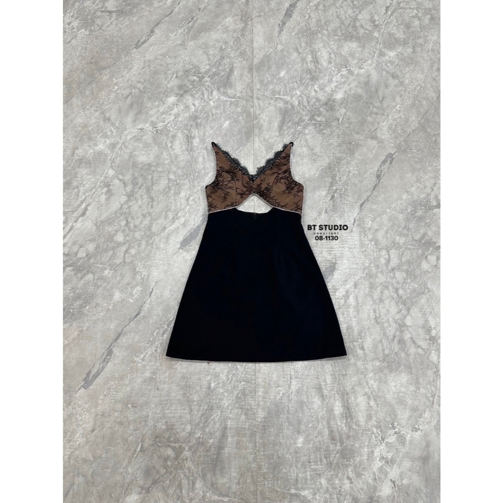 BT 08- 1130 เดรสสั้นดีเทลครึ่งตัวบนแต่งลูกไม้คอวี ตกแต่งปลายหยัก