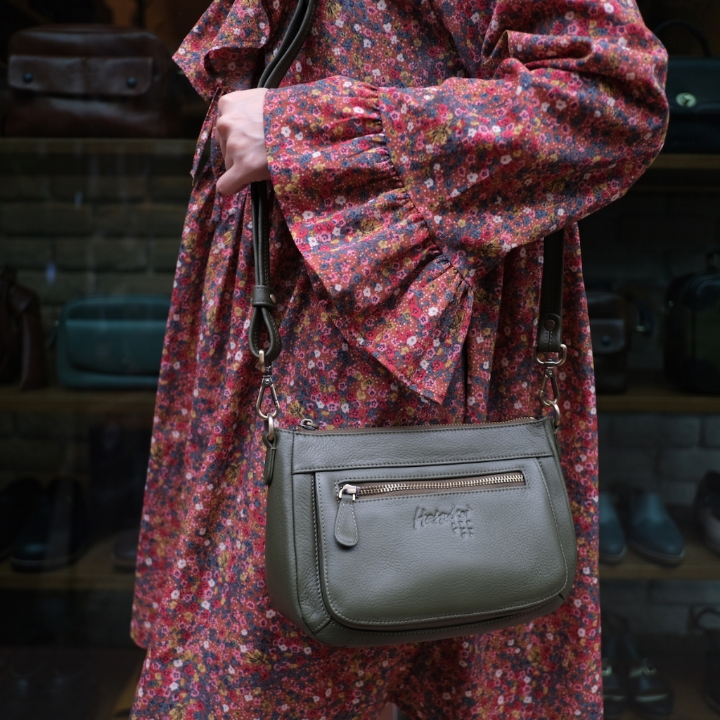 กระเป๋าสะพายหนังวัวแท้ เบาและจุมาก รับรองว่าถูกใจแน่นอนค่ะ รุ่น Yasumi (Hatsukoi Leather Bag)