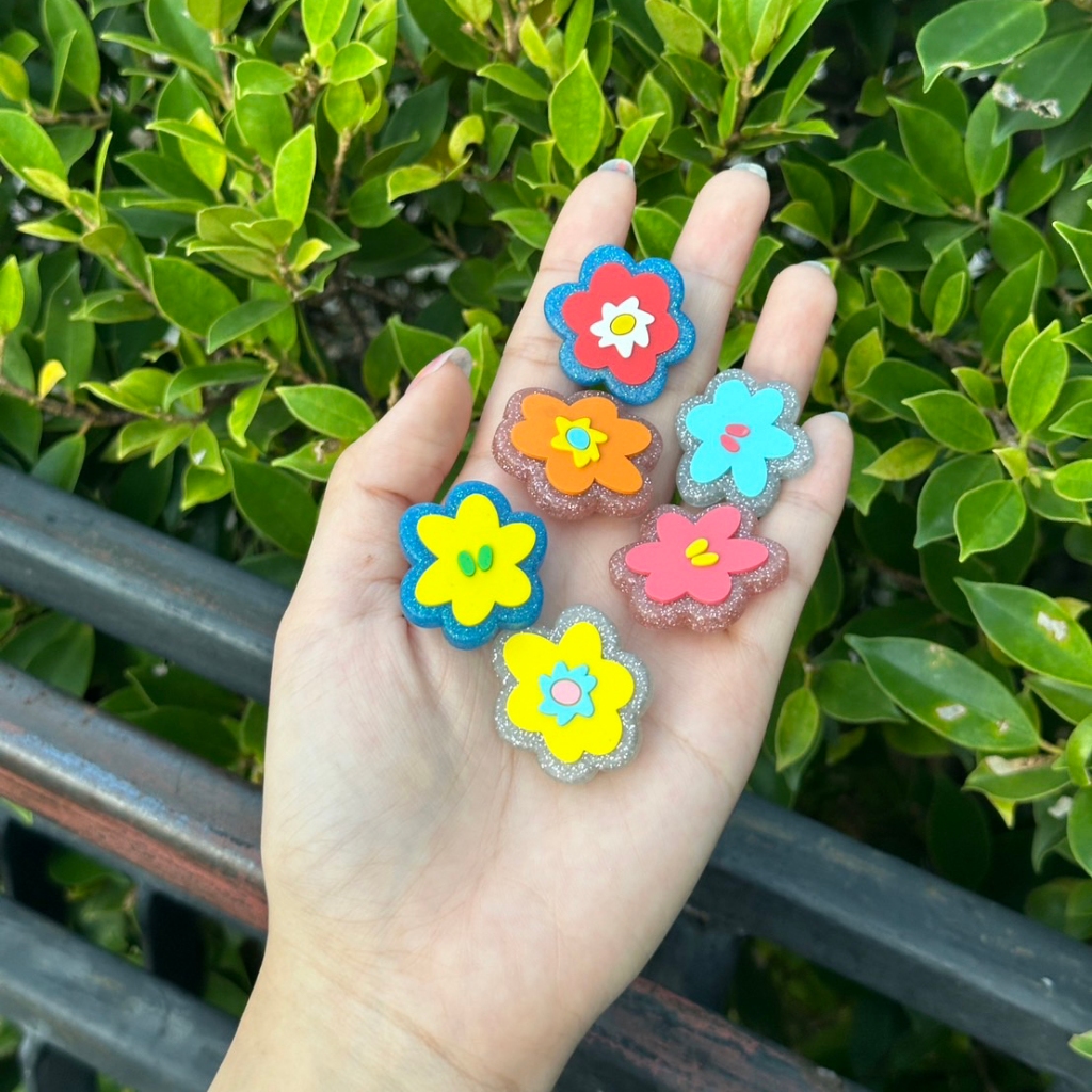 amuse stuff-jibbizt flower flower wink wink ตัวติดรองเท้าลายดอกไม้แบบมีกลิ้ตเตอร์