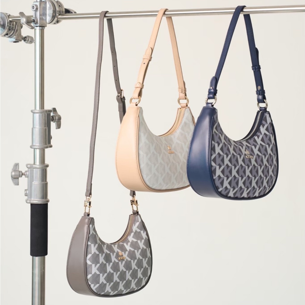Keep Darling monogram กระเป๋าสะพายข้าง ทรง Hobo [มีบริการหลังการขาย]