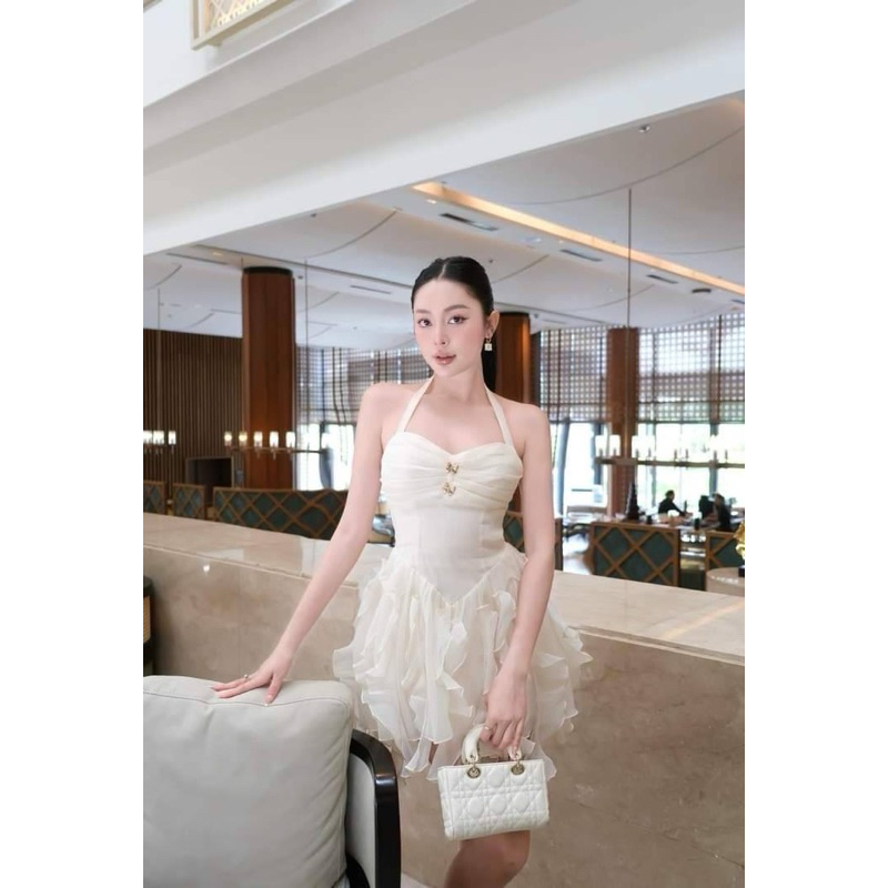 flyn  ชุดเดรสกระโปรงระบายรอบตัวสีครีม หวานๆ ตัวเดรสระบายพริ้วตั้งแต่ช่วงเอวลงมาท้้งหน้าและหลัง  ด้าน