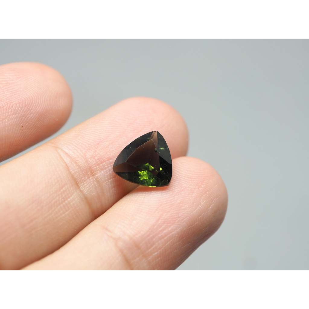 Natural modavite โมดาไวท์ ธรรมชาติ เจียระไนแบบtriangular  พร้อมใบเซอร์ของGIT