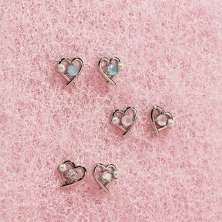 Petite Belle Stud ต่างหูสตั๊ดรูปหัวใจประดับเพทายและไข่มุก