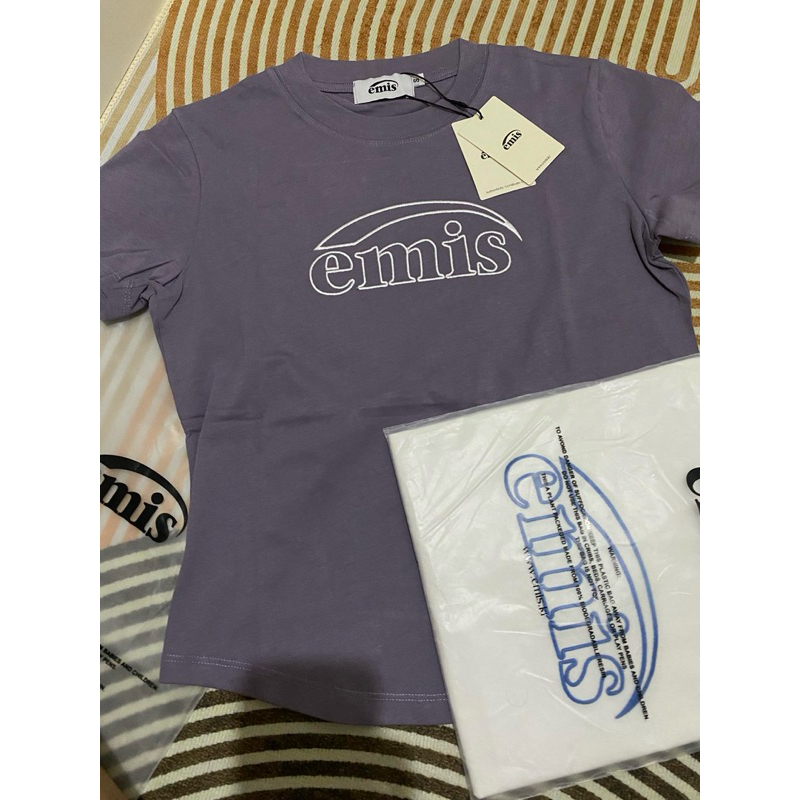 emis new เสื้อยืดมือ1ป้ายห้อยครบ สีม่วงแบบในภาพ ภาพเป็นสินค้างานจริงนะคะ แบรนด์เกาหลีของแท้แน่นอนคะ 