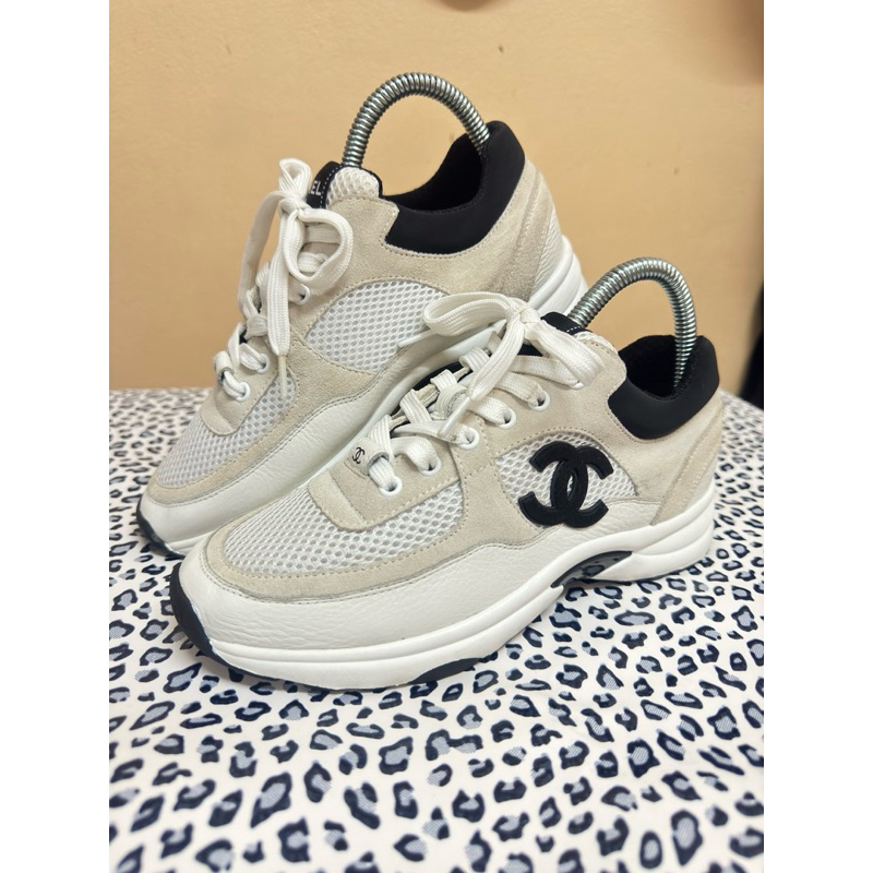 ผ้าใบชาแนล ของแท้มือสอง สภาพดีมากๆ size37 ยาว23cm Chanel Trainers Fabric & Suede Calfskin White Blac