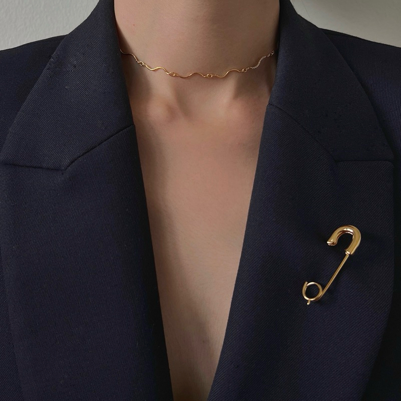 grumpy,  wavy choker