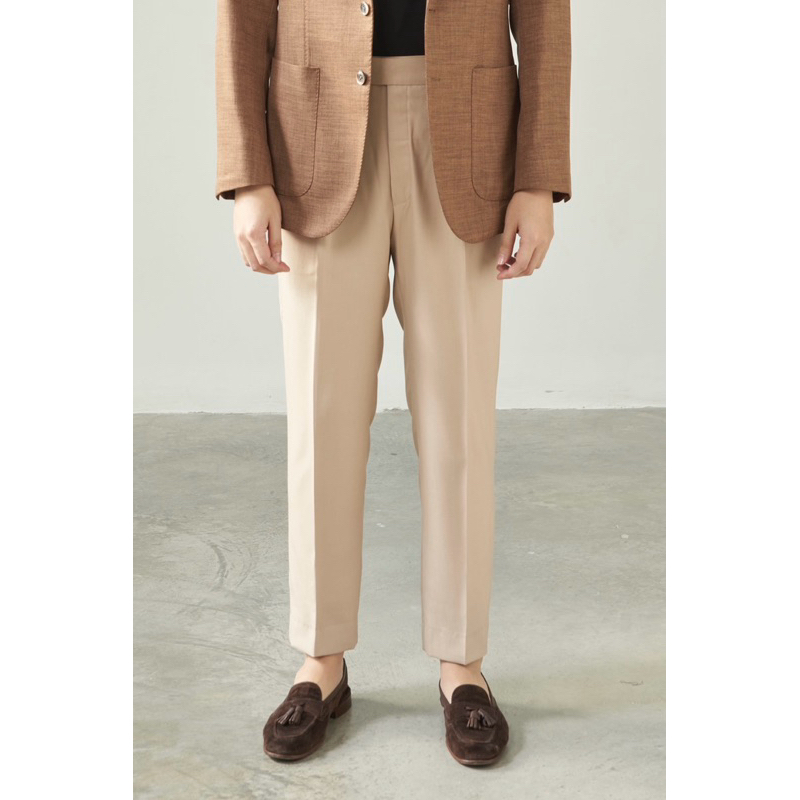 [Code20%ทัก] The Finery - The Wellington Trouser สีเบจ Toffee Beige | ทรง Slim Fit 2 จีบ | ผ้า High Twist | ตัวปรับเอว