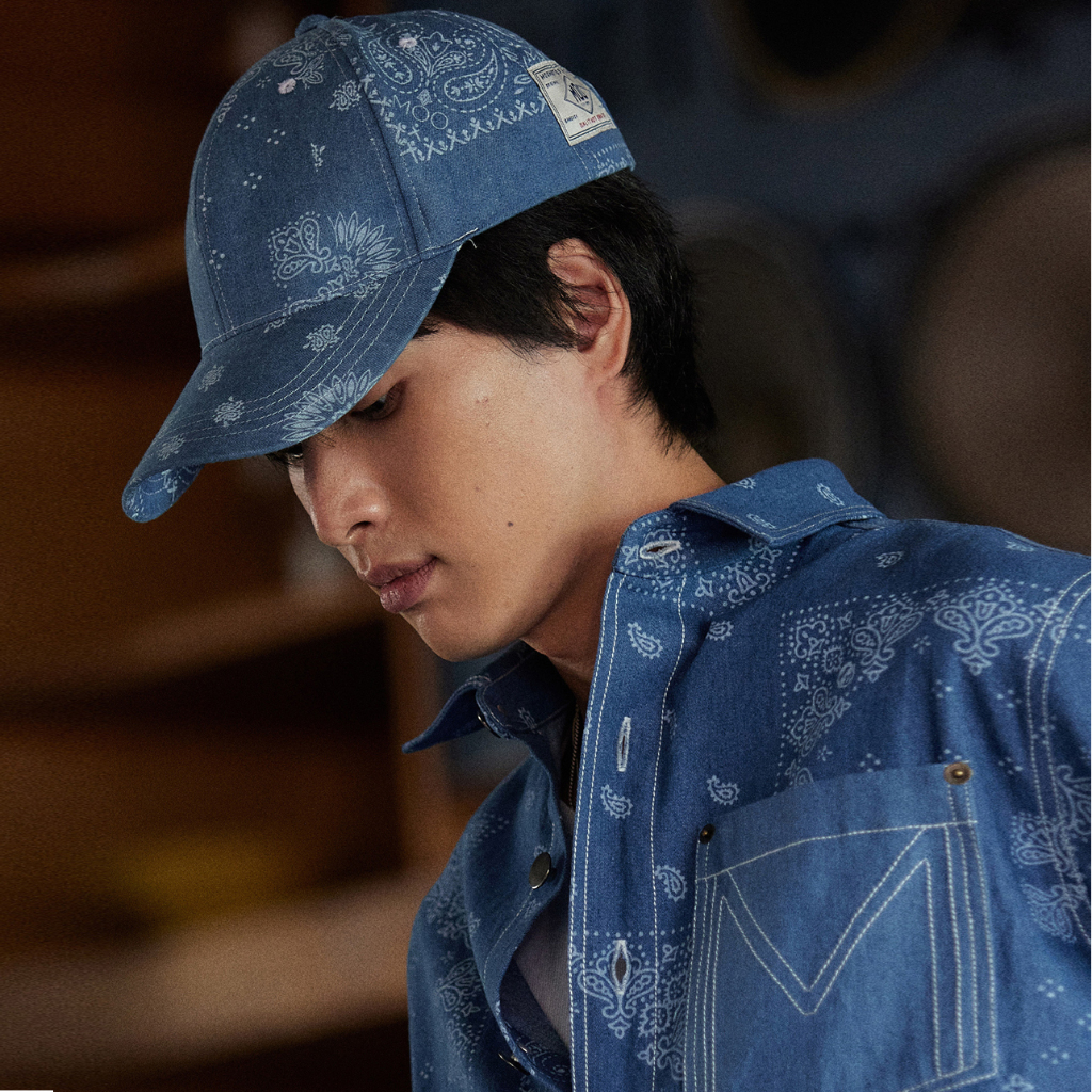 [MOO 4/24] Signature Paisley Cap หมวกแก๊ปผ้าเดนิม สกรีนลายเพสลีย์ แต่งปักด้ายต่างสี ตัว M ด้านข้าง
