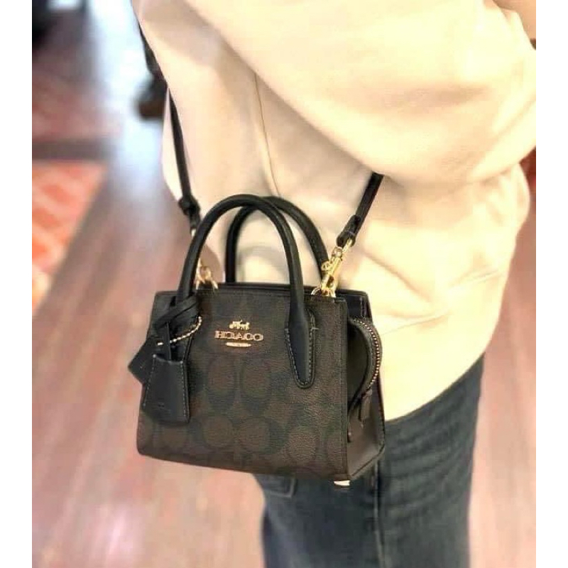 ✅️✅️ พร้อมส่ง COACH Andrea Mini Carryall In Signature Canvas ขนาด : 6’’ (L) x 4.5" (H) x 3.25’’(W) S