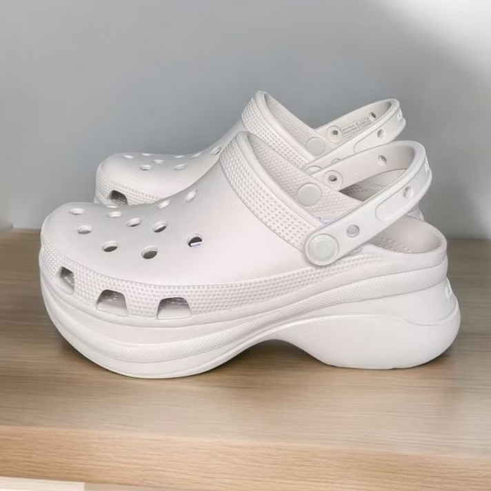 รองเท้าแตะ crocs bea clog สำหรับผู้หญิง ขนาดพอดี ใส่ในลุคต่างๆ
