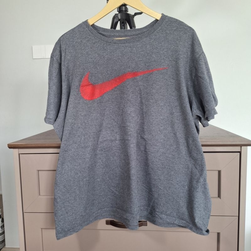 เสื้อยืด ลายกีฬา nike big logo ของแท้มือสอง size 2XL (Lps014)