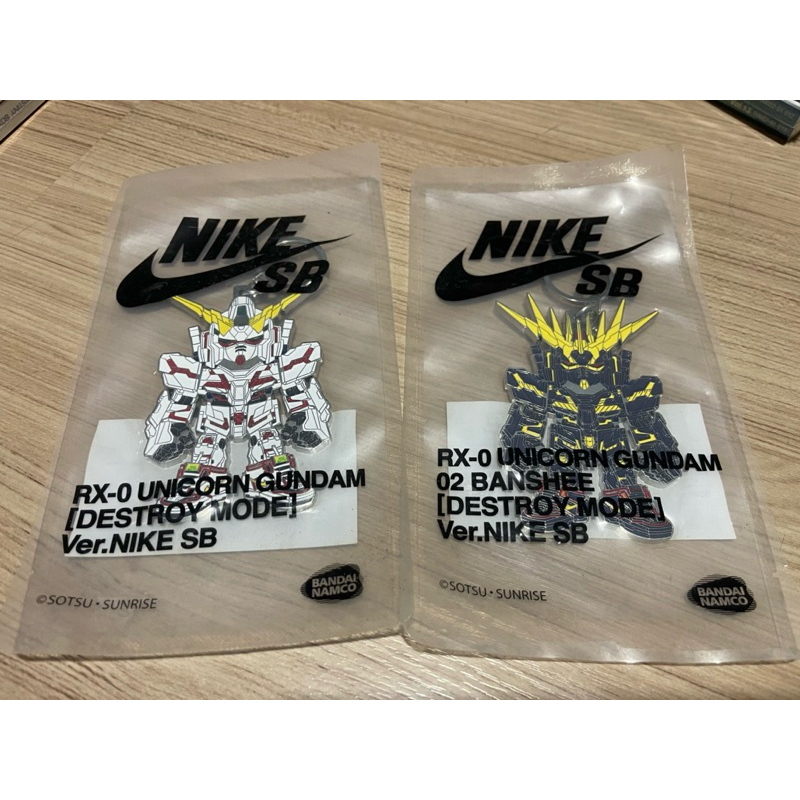 พวงกุญแจ QMSV Nike SB x Gundam Unicorn RX-0 and Banshee 02 Action Figure Set + Key Chains