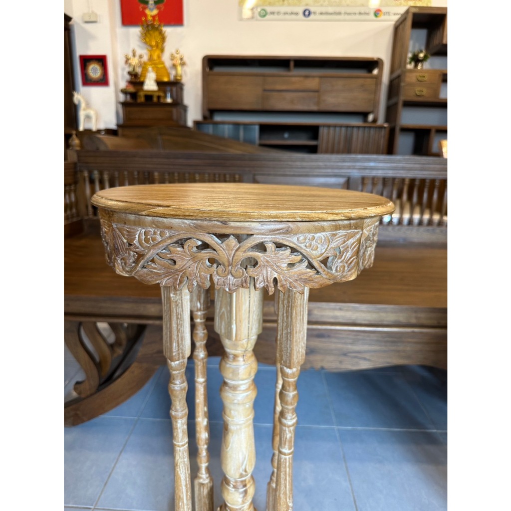 โต๊ะไม้สัก โต๊ะกลม ลายเถาองุ่นกว้าง 35X สูง 75cm ขานก 3สีสวยไม้สักแก่ โต๊ะแกะสลัก โต๊ะข้าง - รูปที่ 6