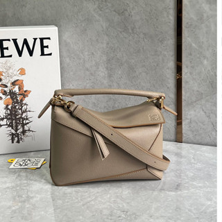 พรี​ ราคา9300 Loewe puzzle หนังวัว กระเป๋าสะพายข้าง กระเป๋าสะพาย24*16*10cm