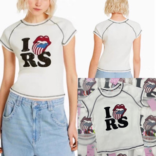 IRS top🫦🇺🇸(290฿) เสื้อยืดทรงแขนล้ำ ลายสกรีนด้านหน้า ดีเทลงานเดินเส้นด้ายทั้งตัวเก๋มาก ผ้าคอตตอนผสม เนื้อนุ่ม valen