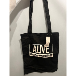 😎กระเป๋าผ้าสีดำ ALIVE FOLLOW YOUR HEART ❤️ ป้ายห้อยพร้อมส่งราคาดีมากกก😎