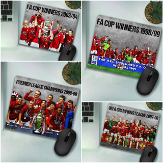 แผ่นรองเมาส์สกรีนลายรวมทุกแชมป์ของแมนยู แนวเหล็กขูดขีด Manchester United Trophy, PREMIER LEAGUE, CHAMPIONS LEAGUE ฯลฯ