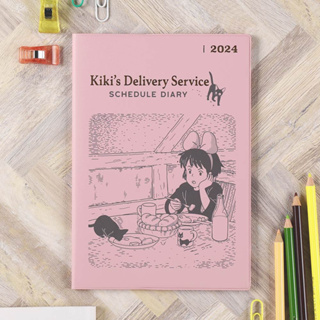 สมุด 2024 Schedule Book เล่ม A5 ปกหนัง PU ลาย Kikis Delivery Service สีชมพู ขนาด 15 x 21.5 x 0.8 ซม. (80 หน้า)