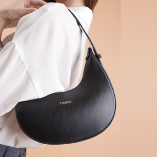 ็haas : กระเป๋าสตรี รุ่น Crescent hobo bag HALAG056