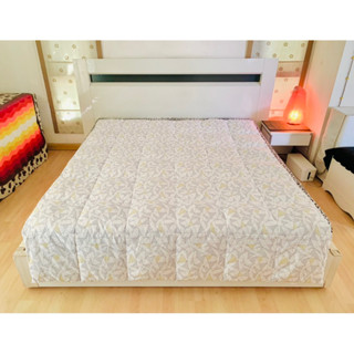 ผ้านวมขนเป็ด หรือไส้ผ้านวมขนเป็ด ขนาด 5ฟุต สีขาวลายกราฟฟิก ยี่ห้อ MILLI HOME มือสองขายตามสภาพ สินค้าญี่ปุ่น-เกาหลีแท้
