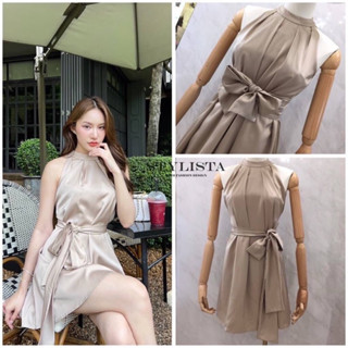 Code : M9 Stylista Dress ชุดเดรสสั้นแขนกุด มาพร้อมผ้าผูกเอว สำหรับผู้หญิง ไซส์ M-L