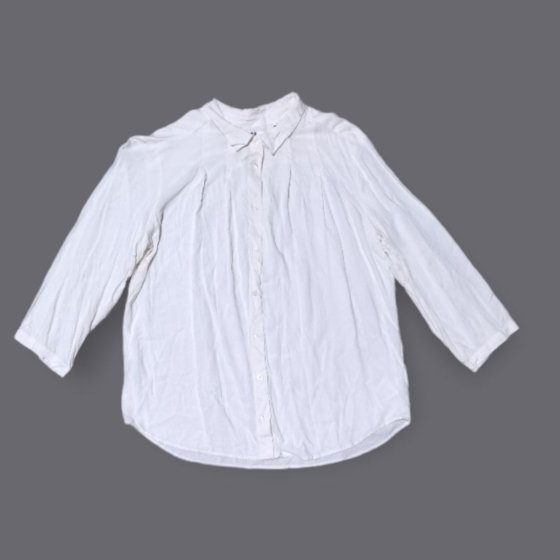 Uniqlo เสื้อเชิ้ต ไซส์ M สีขาว งาช้าง แขนสามส่วน ผ้าเรยอน มือสอง