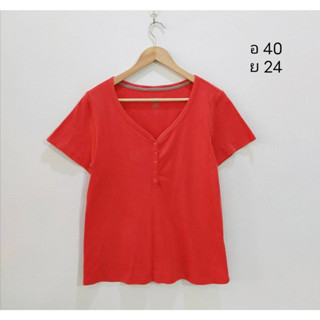 เสื้อยืดสีส้มแดง คอวี กระดุม Brand Simply Basic size L  อก 40 ยาว 24