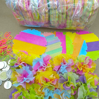 กระดาษสาห่อเหรียญโปรยทาน รุ่นสีรุ้ง1,000แผ่น พร้อมหนังยาง มี10ถุง ถุงละ100แผ่น ใช้พับใส่เหรียญโปรยทานงานทำบุญ งานบวช