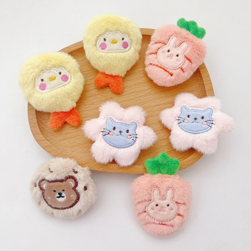 ((พร้อมส่ง)) เข็มกลัดตุ๊กตา แครอท ไก่ทอด แมวดอกไม้ หมีคุกกี้ ติดกระเป๋า