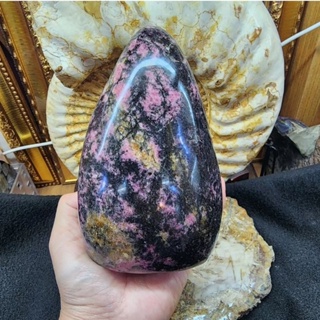 หินก้อนโรโดไนต์ หินโรโดไนต์(Rhodonite)สูง 15.5 ซม.กว้าง 9.5 ซม.หนา 6.6 ซม.น้ำหนัก 1,855.5 g.