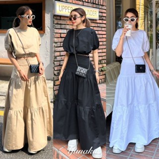 ชุดเซ็ต 2 ชิ้น เสื้อคอกลมแขนสั้น แต่งกระดุมคอหลัง ดีเทลจั้มเอวและปลายแขน ผูกหลัง มาพร้อมกระโปรงยาวแบบต่อชั้นๆ