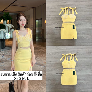 เซทเสื้อครอปสีเหลือง สายผูกเองตามตัว ตรงอกแต่งเป็นหอย ผ้าตาข่ายจุดขาวจับจีบเป็นชั้นๆ มากับกระโปรงสั้นผ้าพื้นสีเหลือง แต่