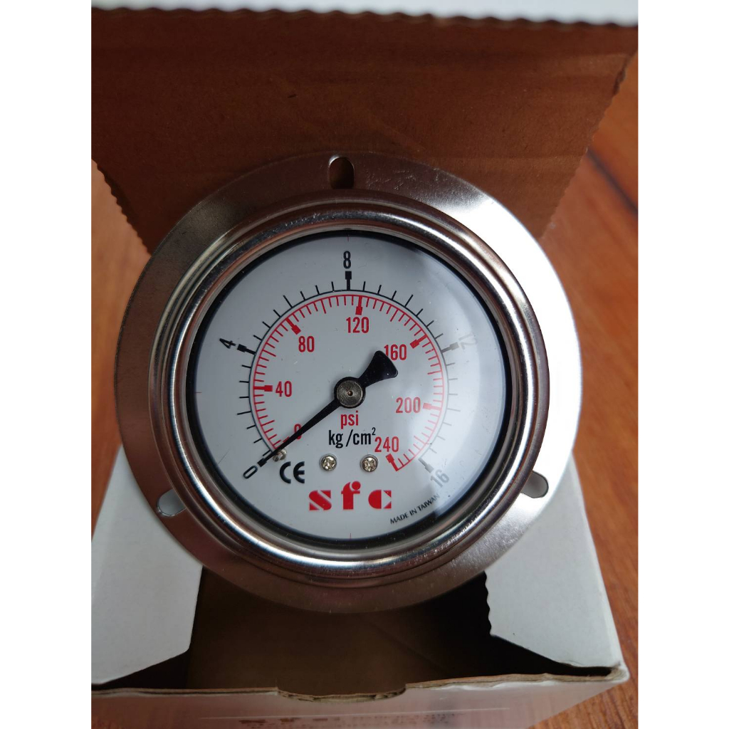 SFC เกจวัดแรงดันแบบมีปีกหน้าแปลน 16Kg / 0~240 PSI ขนาดหน้าปัด 2.5 นิ้ว เกลียวหลัง 1/4 PT  Made in Ta