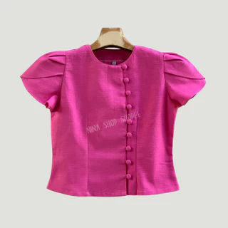 เสื้อสีขาวคอกลมแขนกลีบบัว ลิซ่า กระดุมปั๊ม9เม็ด โดดเด่น ทรงสวยเข้ารูป ดูสุภาพเรียบร้อย สวมใส่สบาย ได้ทุกโอกาส เอกลักษณ์