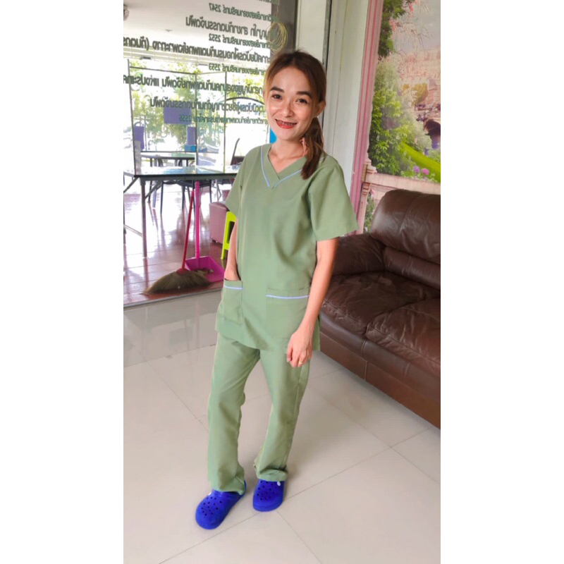 ชุดสครับ ( เสื้อ และ กางเกง ) สีเขียวชาเขียว Green tea คอวี ขลิบสีขาวที่คอและกระเป๋าทุกใบนะคะ ผ้าคอตตอน ทรงตรง