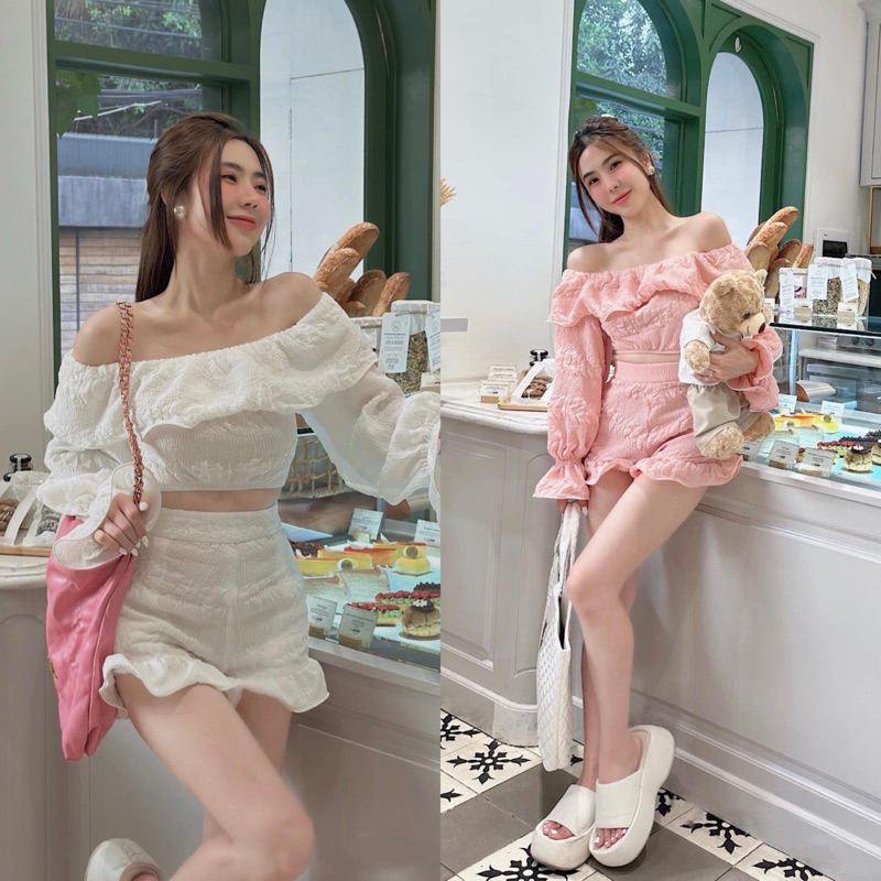 Teera พร้อมส่ง ชุดเซต น่ารักๆ ดีเทลเสื้อเปิดไหล่ คู่กางเกงระบายปลายขาซิปข้าง,มีซับใน goodluck