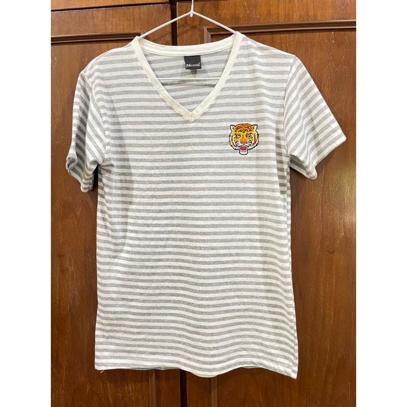 เสื้อยืดผู้หญิง คอวี น่ารัก สีขาว ลายขวางสีเทา มือสอง ป้าย Ncode แขนสั้น ปักหน้าเสือใส่แว่นตา