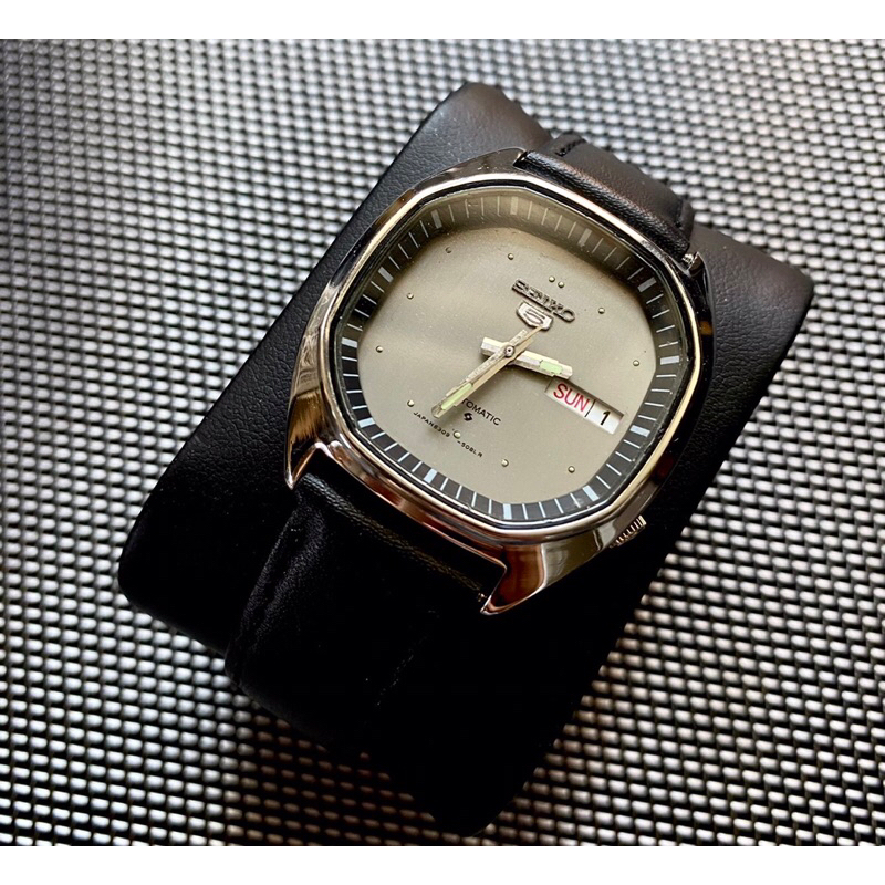 นาฬิกาไซโก้ seiko 5 automatic หน้าปัดแปดเหลี่ยมสีเทา สายหนัง ของแท้มือสอง