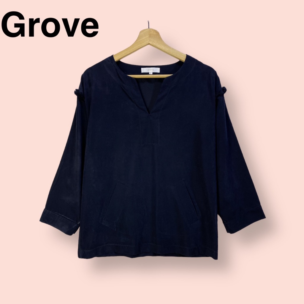 เสื้อ Grove ผ้าหนังกลับอย่างดี ไซด์ -  M   อก 40 ยาว 26 นิ้ว เสื้อทรงสวยน่ารักมาก แต่งพู่ระบาย มีกระเป๋าหน้า  ผ้าดีทิ้ง