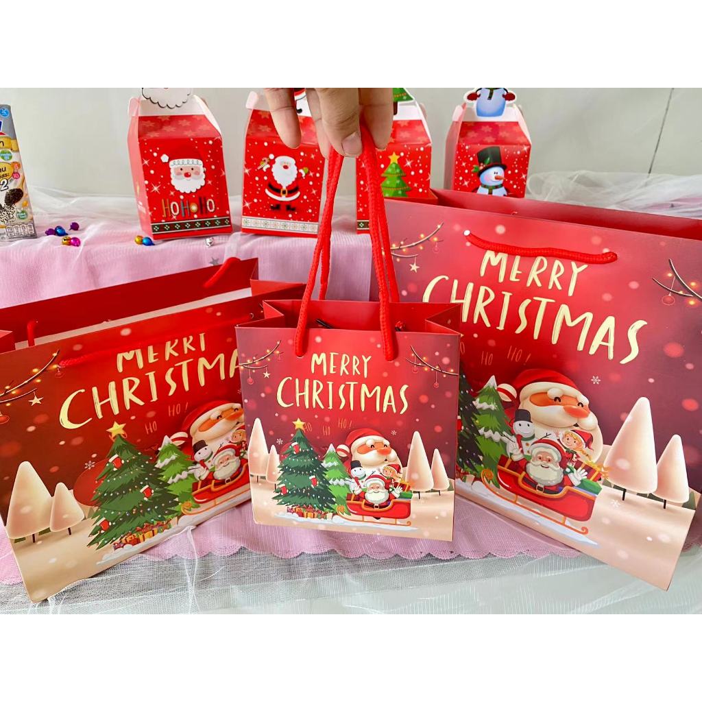 ถุงกระดาษขนาดใหญ่ ลายMerry Christmasเคราใหญ่ ถุงสีแดงมี3ขนาด ใส่ของขวัญปีใหม่