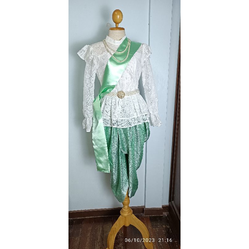 ชุดไทยสตรี ชุดไทยโจงกระเบนสีเขียวเสื้อลูกไม้สีขาวสไบสีเขียวชุดมือสองมภาพใหม่สะอาด