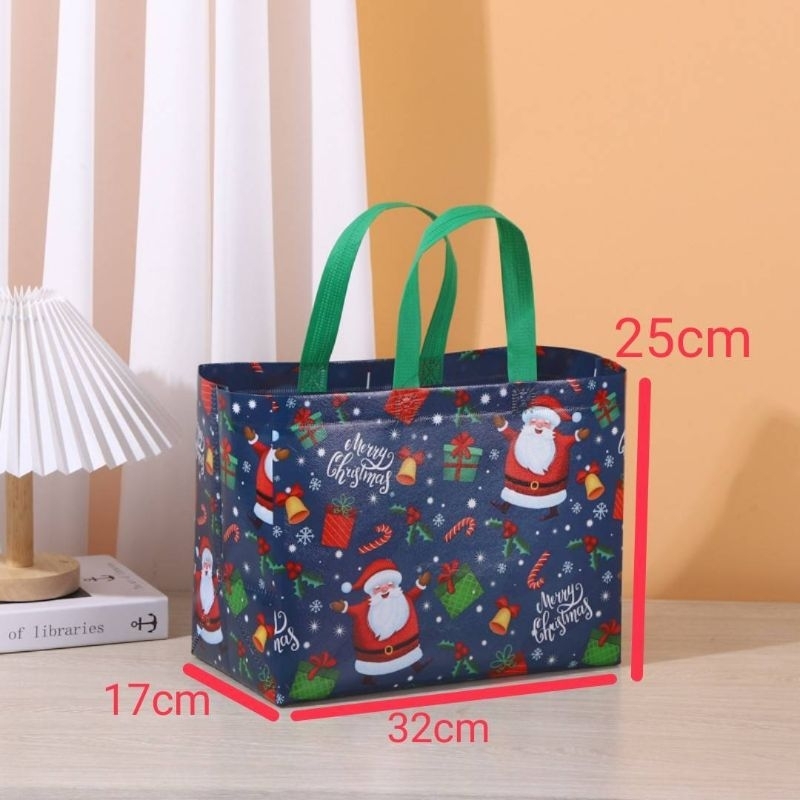 ถุงผ้าเลือยลายปีใหม่คริสมาสขนาดกว้าง32สูง25ซม.ขยายข้างแลัฐาน17ซม.ทรงกล่อง(20ใบต่อแพ็ค)