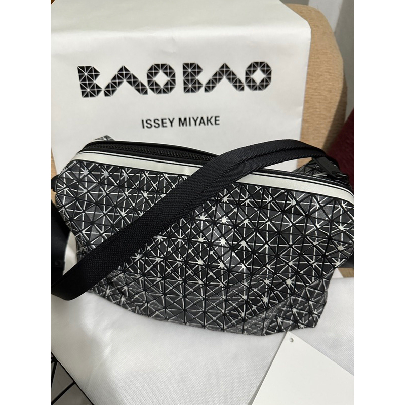Bao Bao Issey Miyake รุ่น Saddle Bag (สีดำ)