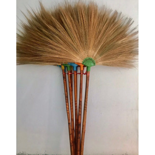 ไม้กวาดดอกหญ้า ด้ามไม้เป่าลายสวยงามหนาพิเศษ