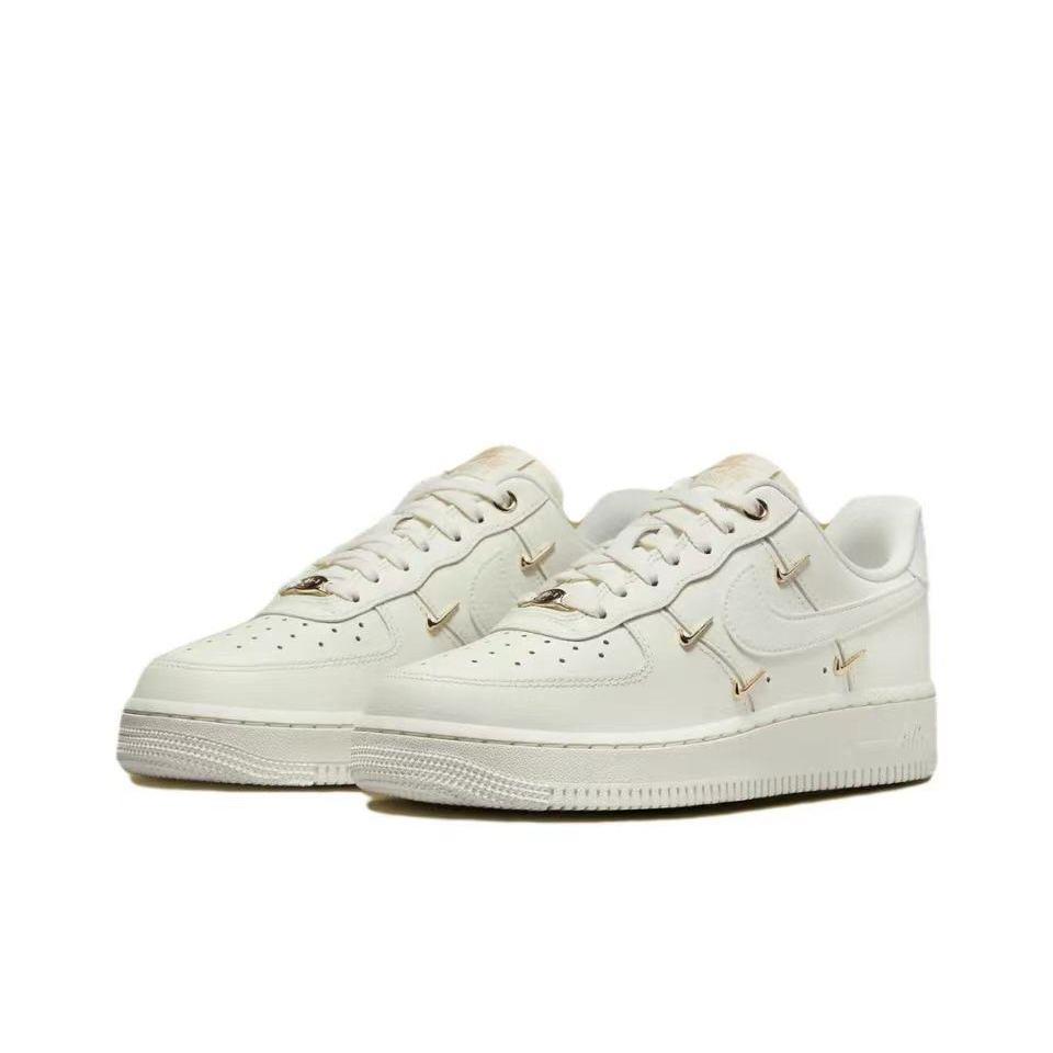(ส่งฟรี) Nike Wmns Air Force 1' 07 LX"Chrome Swooshes White" รองเท้าผ้าใบ รองเท้า nike FV3654-111