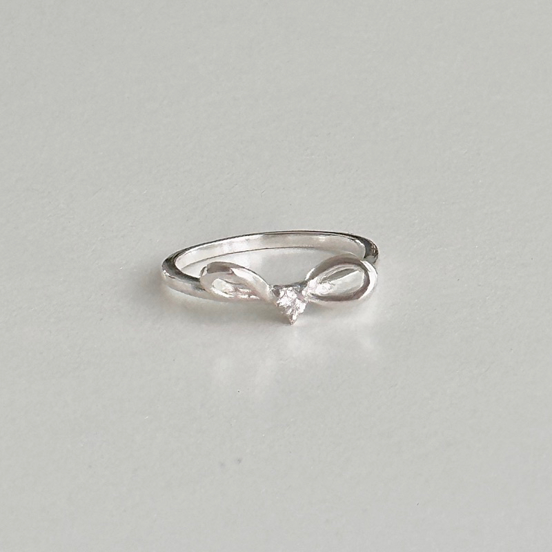 Winterwinter Jewelry Silver925 : แหวนเงินแท้ รูปโบว์ ประดับ เพชร cz