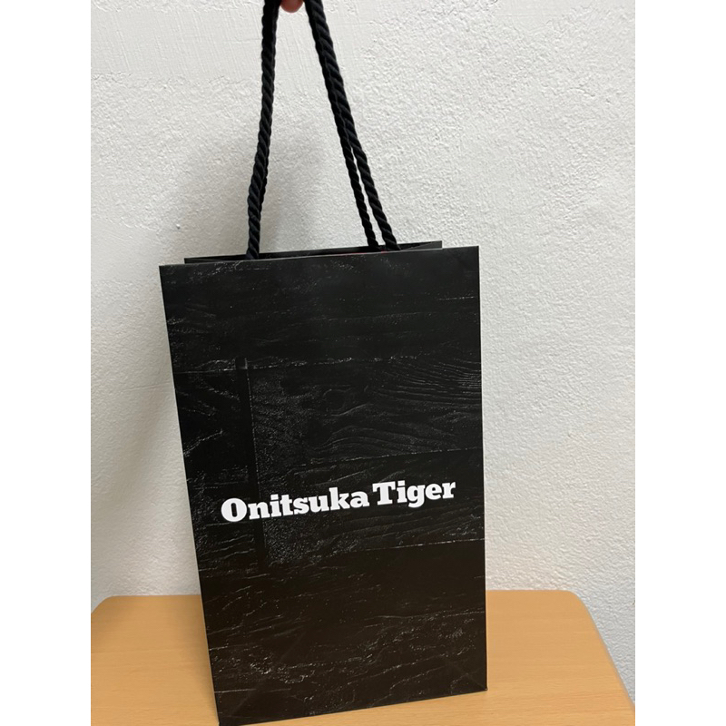 ถุงกระดาษ  onitsuka tiger ประเทศญี่ปุ่น ขนาด 33.5x20.5x13.5cm